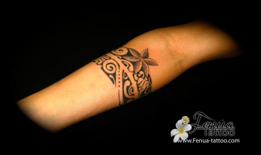 8b°) Bracelet en tattoo polynesien sur le bras